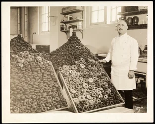 Porträt von Chef Leoni mit Behältern voller Donuts für die Heilsarmee im Hotel Commodore, 1919